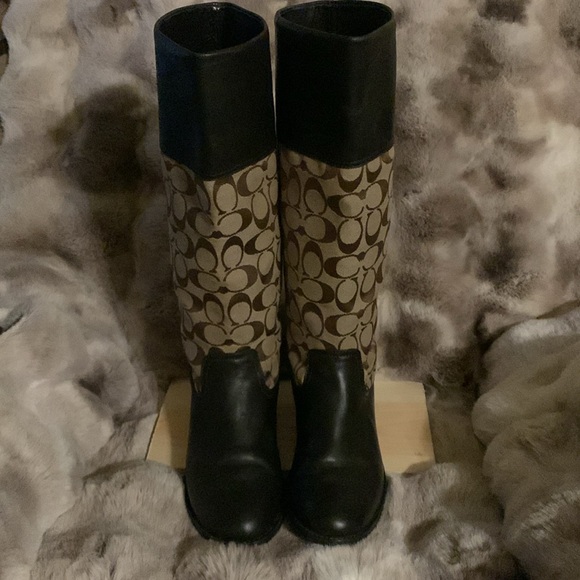 Coach vintage women brown and Tan Signature Pattern Boots Sz 7. Good condition. - Picture 2 of 11